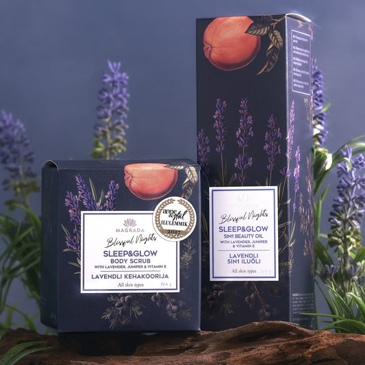 Coffret gommage et huile à la lavande. Visuel chic des boîtes à côté de lavande.