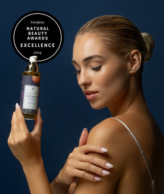 Femme qui se met de l'huile de lavande sur le bras. logo de récompense Natural Beauty Awards Excellence 2024
