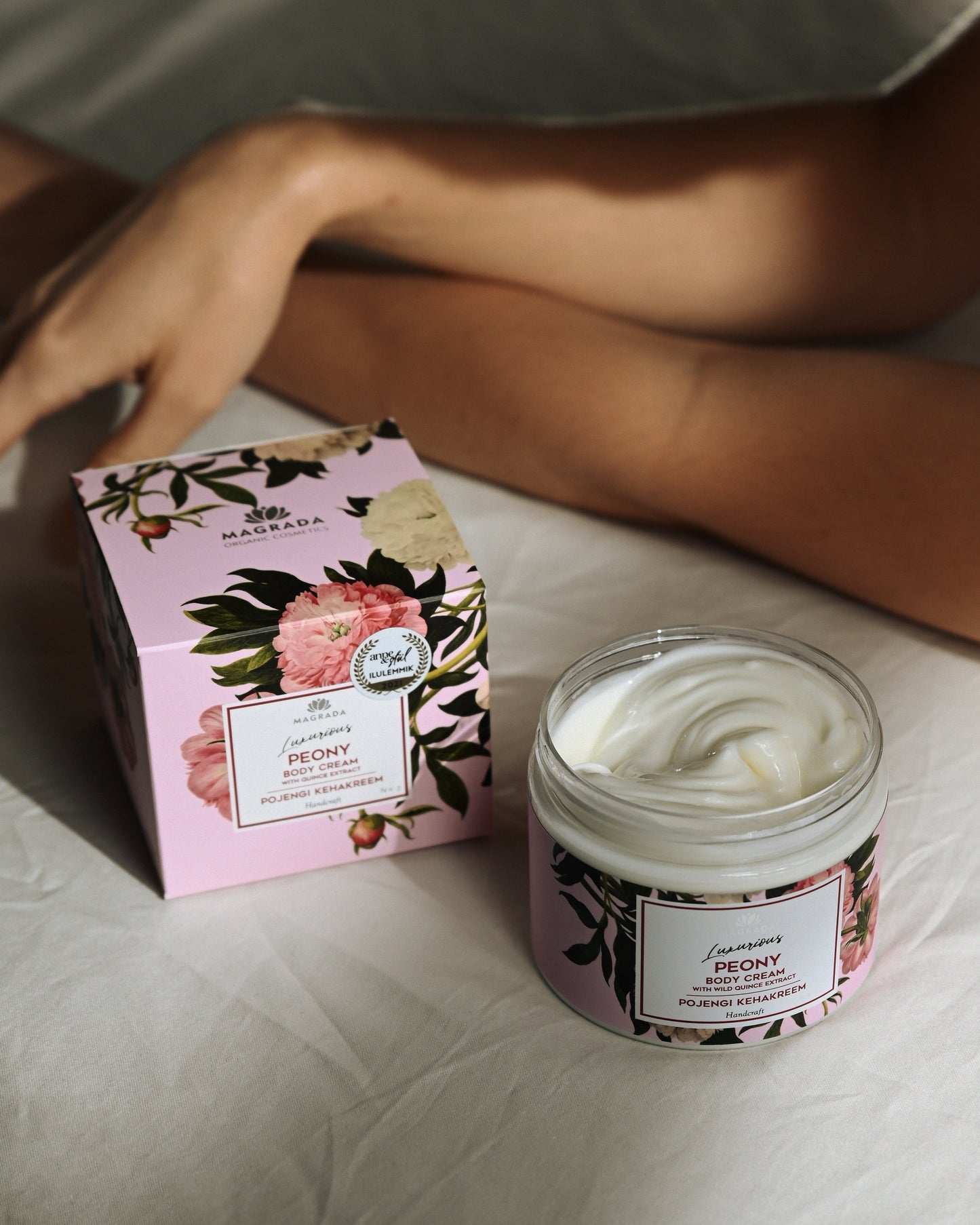 Crème à la pivoine avec sa boîte