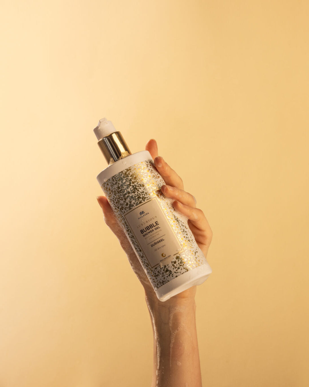 Gel douche Bubble de Magrada coulant sur la main