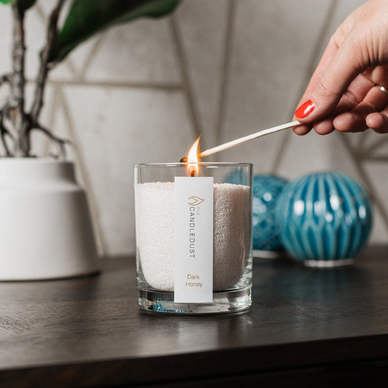 Bougie en poudre Dark Honey allumée