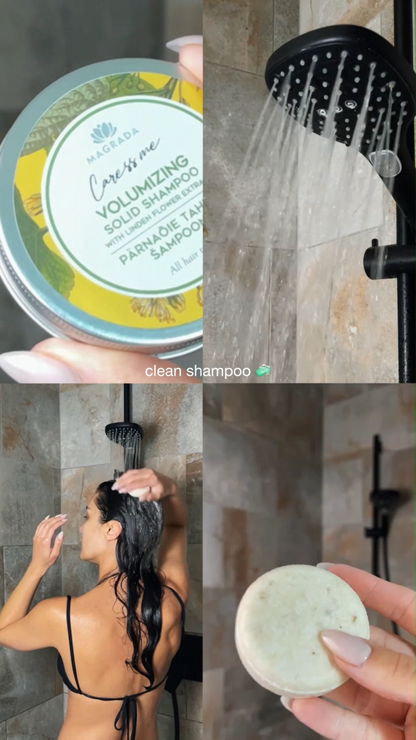 Femme brune qui prend une douche et se lave les cheveux avec le Shampoing Solide Tilleul et Bouleau Nordique.