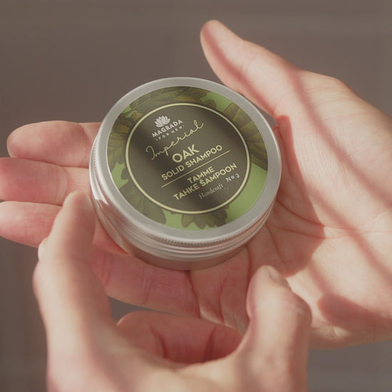 Homme se lavant les cheveux avec le shampoing Homme Impérial au chêne.
