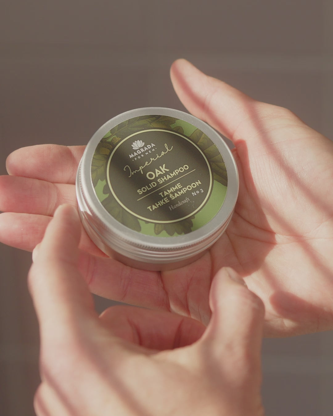 Homme se lavant les cheveux avec le shampoing Homme Impérial au chêne.